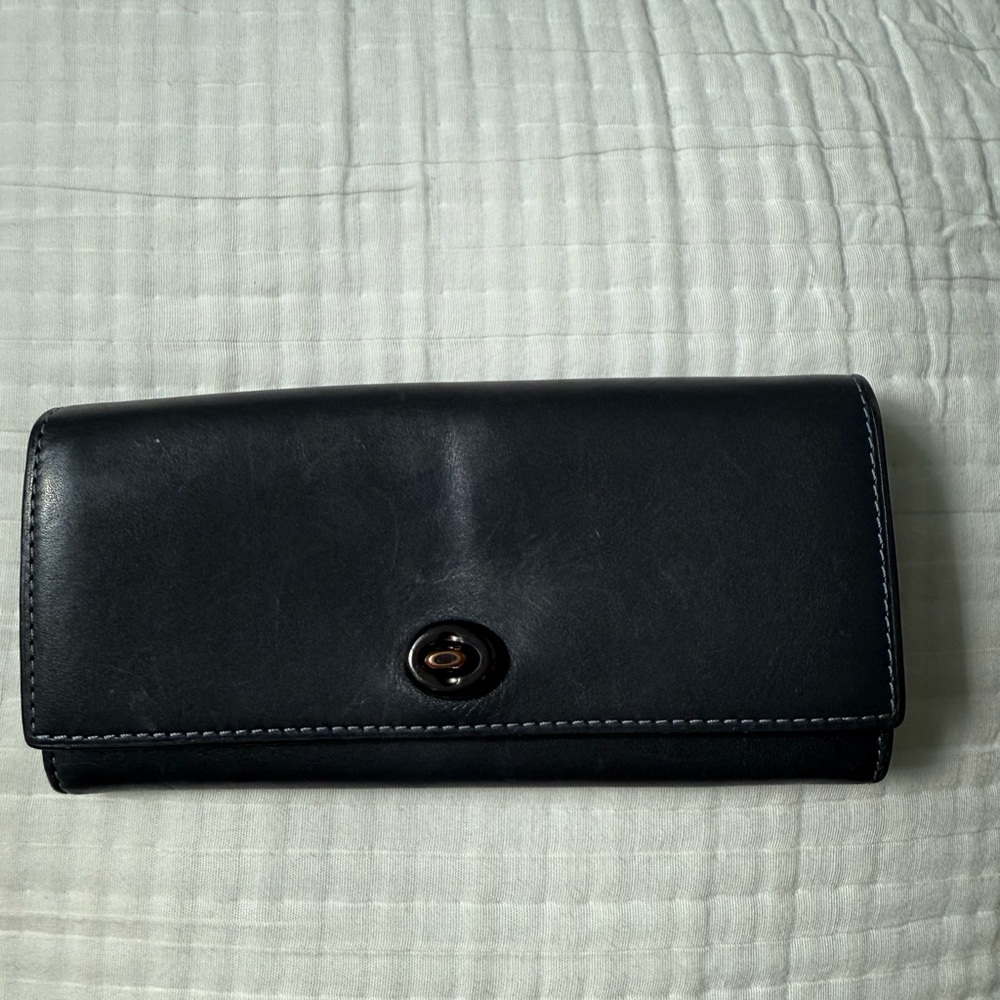 Coach Leather Wallet
Color: Dark Gray
Genuine Glove Tanned Leather